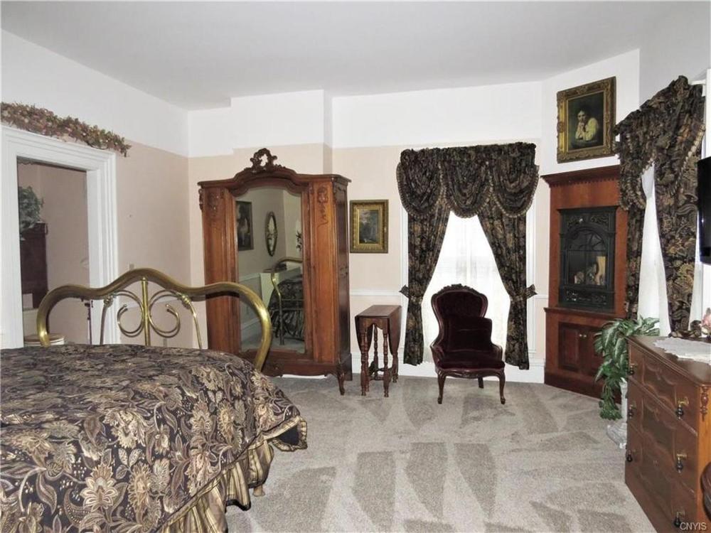 Superior Queen Room interior